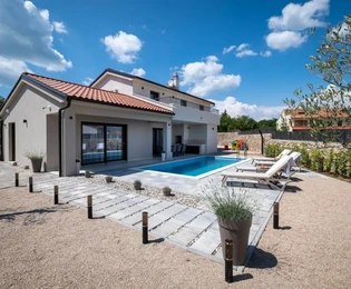 ¡NUEVA CASA INDEPENDIENTE CON PISCINA, EN UNA ZONA TRANQUILA!