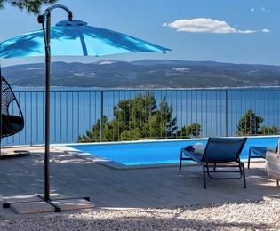 Prekrasno imanje s kućom i bazenom na prodaju