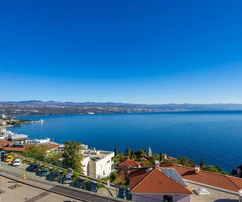 Appartamento con quattro camere da letto in vendita con vista sul mare a Opatija in Croazia