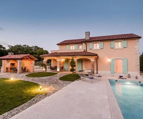 NUEVA VILLA CON PISCINA, EN UNA ZONA TRANQUILA!