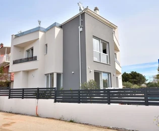 Vodice – namješten dvoetažni stan s vrtom, 850 m od mora