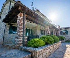 Autentica villa in pietra in vendita a Sveti Lovreč in Croazia