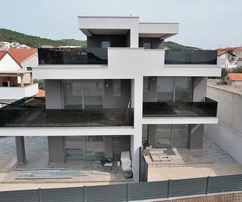 Tribunj - Dvojdom s strešnou terasou vo výbornej lokalite, 400 m od pláže