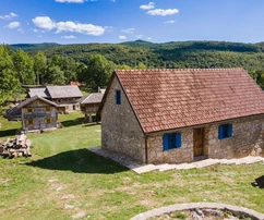 Lika, Plitvicei-tavak, 40 000 m²-es zárt birtok 11 házzal, kivételesen ritka befektetés