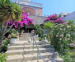 Dom apartamentowy nad morzem w Rogoznicy z ogrodem na sprzedaż