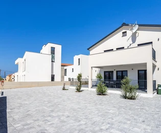 Maison individuelle avec trois appartements à vendre à Podstrana en Croatie