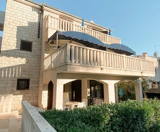Villa in pietra in vendita a Supetar sull'isola di Brač in Croazia
