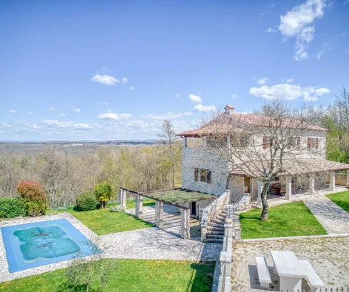 Tenuta istriana con casa e piscina in vendita in Croazia