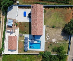 Istrie, Svetvinčenat: Kamenný dům s bazénem