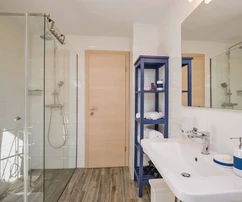 Kamenný dom so záhradou na predaj priamo pri mori v Chorvátsku