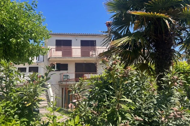 FAMILY HOUSE IN A ROW WITH A GARDEN AND AN AUXILIARY BUILDING, 1000 M FROM THE SEA!