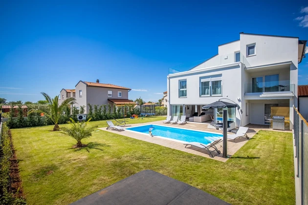 ZU VERKAUFEN, MODERNE VILLA, IN DER NÄHE VON POREČ, RUHIGE LAGE