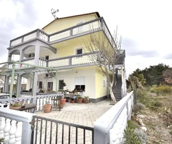 Vodice – Maison à deux étages avec 6 appartements, 373,15 m², à 800 m de la plage Hangar.