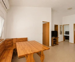 Vir, casa con due appartamenti, 6 camere da letto e un grande giardino privato
