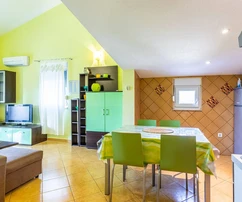 Apartmanska kuća s bazenom na prodaju Marina