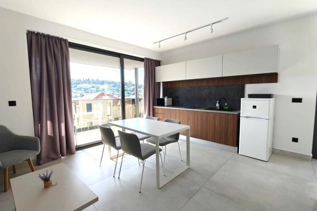 Apartamento moderno de 2 dormitorios en Brac con jardín en venta
