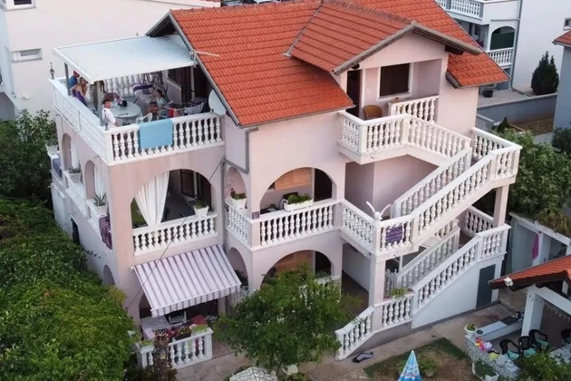 Apartmánový dům na prodej ve Vodici se čtyřmi samostatnými byty v Chorvatsku