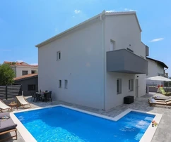 K. Kambelovac, detached house with pool, garage and cottage 25m from the sea