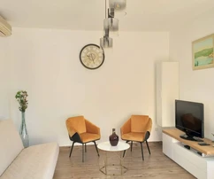 Vila s bazénem na prodej ve druhé řadě od moře v Selci v Chorvatsku