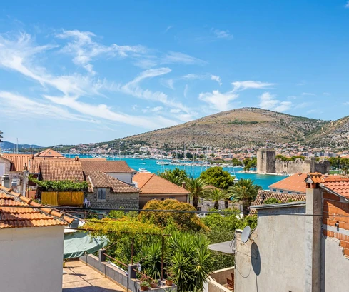 Priestranný dom na predaj s výhľadom na more v Trogire v Chorvátsku