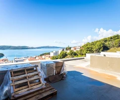 Luksusowe mieszkanie z basenem na sprzedaż w Trogirze na wyspie Čiovo w Chorwacji