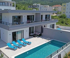 Doppelhaushälfte mit Pool in Makarska zu verkaufen in Kroatien