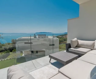 ATTRAENTE VILLETTA BIFAMILIARE CON PISCINA E VISTA MARE PANORAMICA!