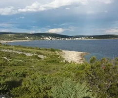 Rogoznica, Stivašnica, telek. Földszint 2755 m2, első sor a tengerhez!