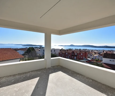 Vodice - Appartement confortable S5 avec trois chambres, vue sur la mer, premier étage