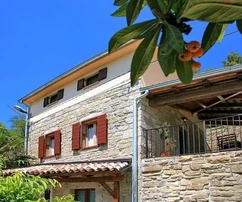 Dos casas de piedra de Istria con vistas a las colinas circundantes, Oprtalj, Istria