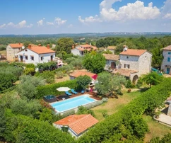 Isztria, Poreč: Felújított kőház medencével