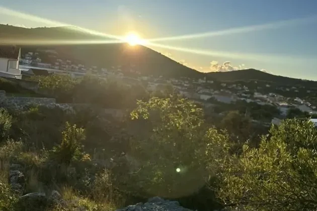 Vinišće, terreno edificable de 900 m2 + 300 m2 agrícolas, a 400 m del mar