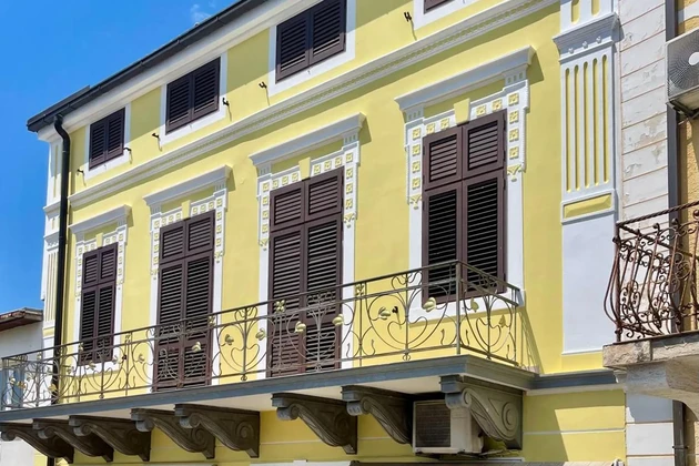 Crikvenica, dom z 4 apartamentami i 2 lokalami użytkowymi w centrum miasta z widokiem na morze