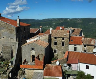 Istra, Motovun, kamena kuća za adaptaciju s dvorištem i poslovnim prostorom