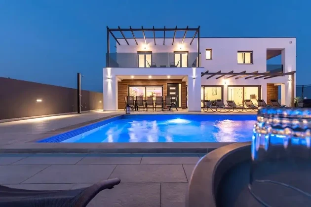 Istrie, Pula : Villa moderne avec piscine et grand jardin à vendre