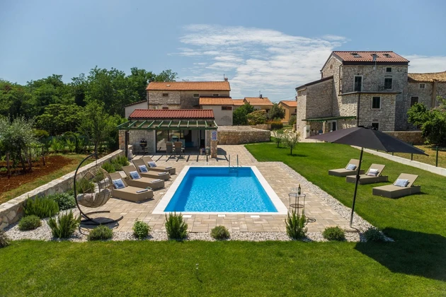 Istria, Umag, authentic Istrian stone house 260 m², surrounded by greenery, 1349 m² garden