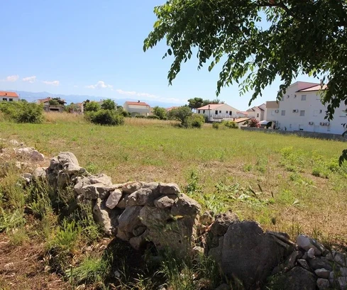 Stavebný pozemok (vyžaduje sa vypracovanie UPU plánu) blízko centra