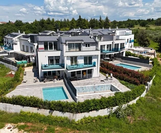 Casa di lusso in vendita a soli 150 metri dal mare a Parenzo in Croazia