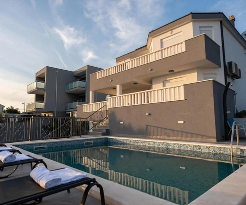 Casa moderna con piscina disponible en Seget Vranjica para comprar en Croacia