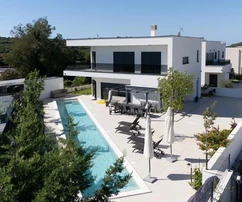 Moderna villa a Volme, Medulin, vicino al mare con una piscina unica