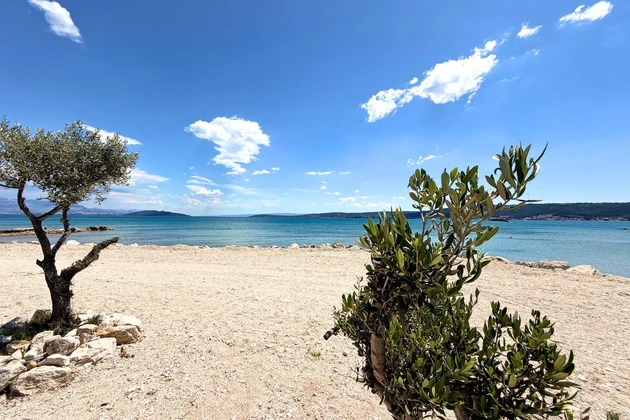 Kastel Stafilic, house on a spacious plot in the first row to the sea