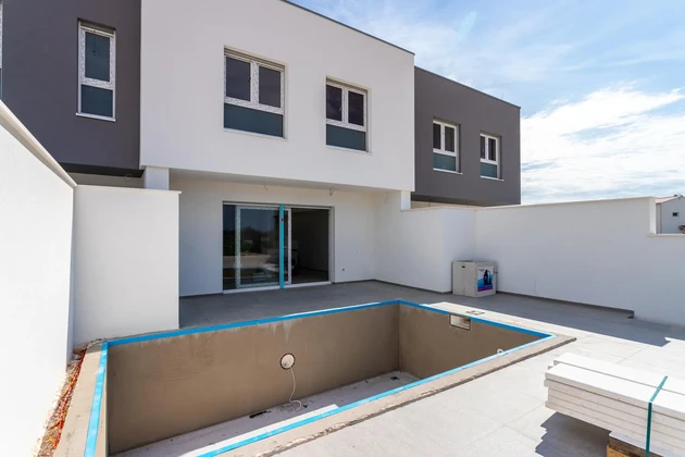 Vodice, casa moderna con piscina e giardino privato