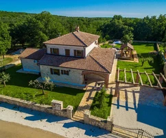 Istrisches Steinhaus mit Pool in Višnjan zu verkaufen in Kroatien