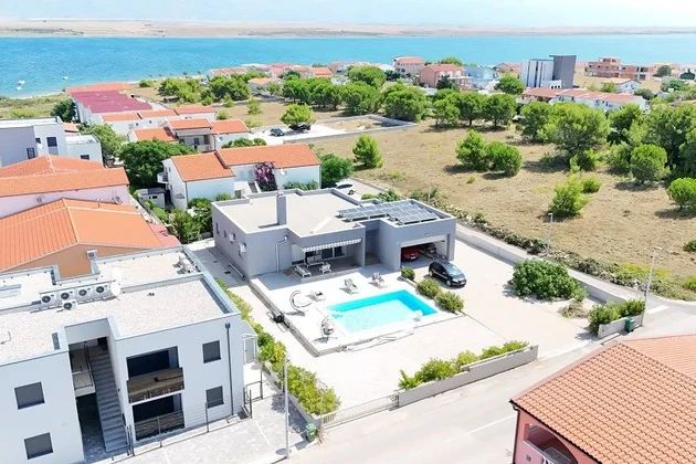 Beautifully renovated bungalow with garage and pool on a large plot
