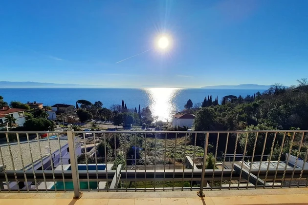 ATTRAKTIVE WOHNUNG MIT POOL UND PANORAMABLICK AUF DAS MEER, 200 M VOM STRAND ENTFERNT!