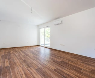 Dreizimmerwohnung in Okrug in erster Meereslinie zu verkaufen in Kroatien