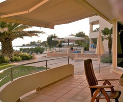 Tágas földszinti lakás közvetlenül a tengerparton eladó Horvátországban