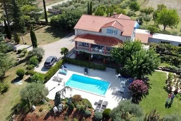 <p>Bellissima villa in pietra su un ampio terreno con vigneto privato, Poreč, ISTRIA</p>