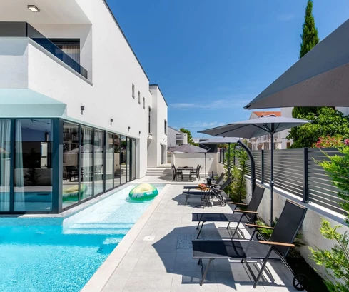 Piękna willa z basenem na sprzedaż w Vrsima w Chorwacji