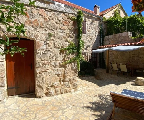 Kőház medencével eladó Vrbanjban, Hvar szigetén Horvátországban